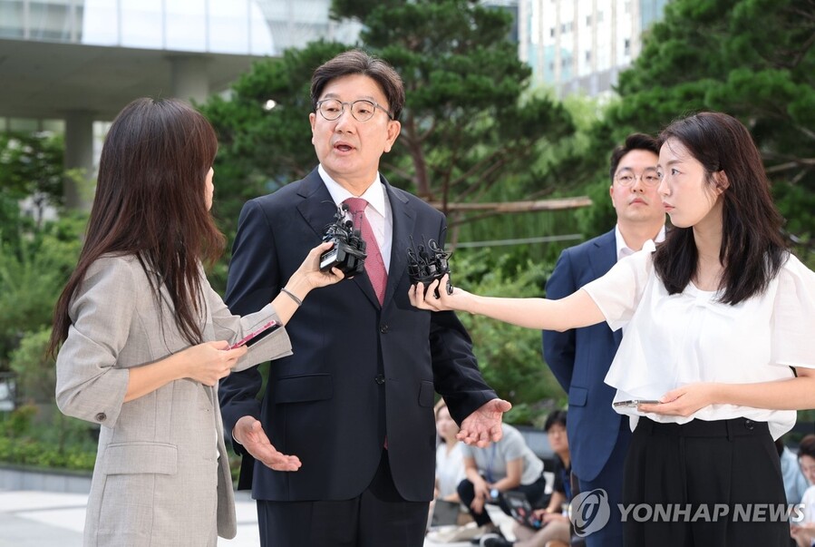 ▲ 국민의힘 권성동 의원이 27일 서울 종로구 KT광화문빌딩에 마련된 김건희 여사 관련 의혹을 수사하는 민중기 특별검사팀 사무실에 피의자 신분으로 출석, 취재진 질문에 답하고 있다. ⓒ연합뉴스