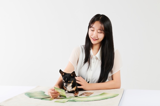▲ 하랑 동물힐링숲 대표가 반려견과 ‘펫마음카드’로 교감하고 있다. ⓒ동물힐링숲 제공