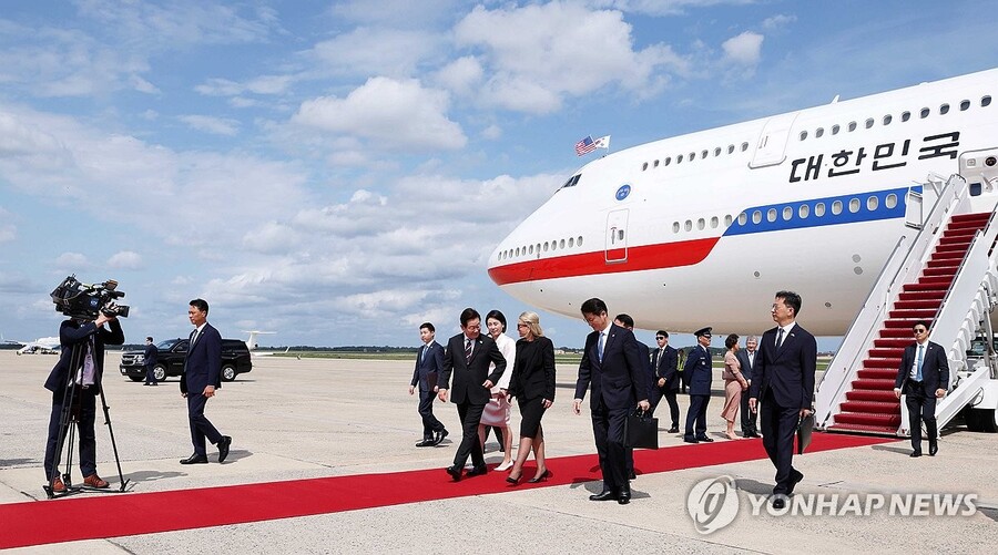 ▲ 취임 후 처음 미국을 방문한 이재명 대통령과 김혜경 여사가 24일(현지시간) 공군1호기로 미국 워싱턴DC 인근 앤드루스 합동기지에 도착해 기지를 빠져나가고 있다. ⓒ연합뉴스