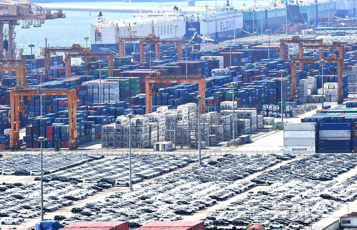 ▲ 18일 경기 평택시 포승읍 평택항에 컨테이너가 쌓여 있다. ⓒ뉴시스