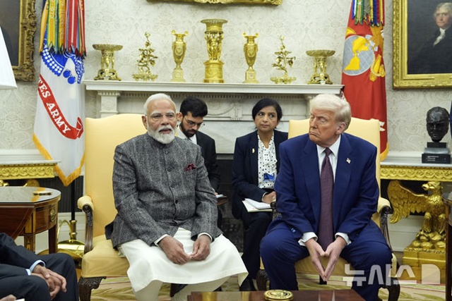 ▲ 나렌드라 모디 인도 총리(좌)와 도널드 트럼프 미국 대통령이 백악관 집무실에서 회담하고 있다. 250213 AP/뉴시스. ⓒ뉴시스