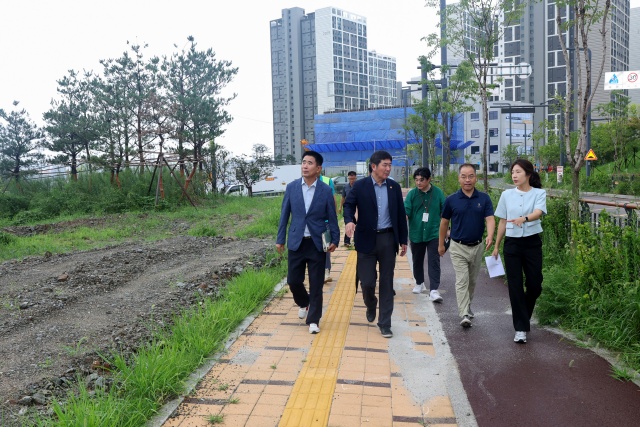 ▲ 성길용·전예슬·조용호 의원, 마루초 현장점검ⓒ오산시의회 제공