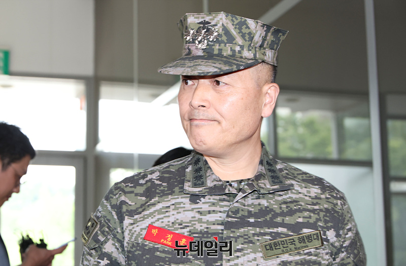 ▲ 박정훈 해병대 수사단장이 25일 오전 서울 서초구 한샘빌딩에 마련된 순직해병 특검 사무실에 참고인 조사를 위해 출석하고 있다. ⓒ서성진 기자