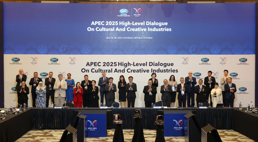 ▲ 최휘영 문화체육관광부 장관이 27일 경북 경주 힐튼호텔에서 열린 'APEC 문화산업고위급대화 개회식'에서 각 국 수석대표와 기념촬영을 하고 있다.ⓒ문체부