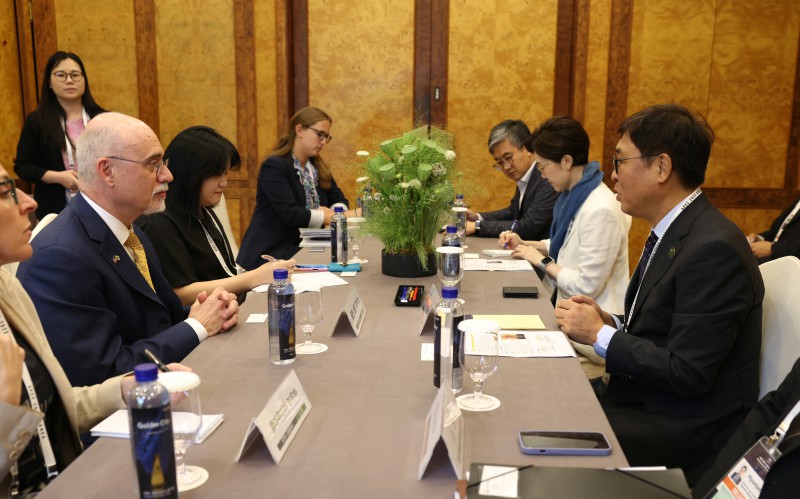 ▲ 최휘영 문화체육관광부 장관이 27일 'APEC 문화산업고위급대화'가 열리고 있는 경북 경주 힐튼호텔에서 글렌 스콧 데이비스 미국 국무부 교육문화국 문화유산센터장과 양자회담을 하고 있다.ⓒ문체부