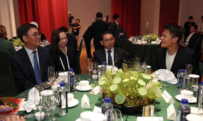 ▲ 최휘영 문화체육관광부 장관이 지난 26일 경북 경주 우양미술관에서 열린 '2025 APEC 문화산업고위급대화 환영만찬'에서 참석자들과 이야기를 나누고 있다.ⓒ문체부