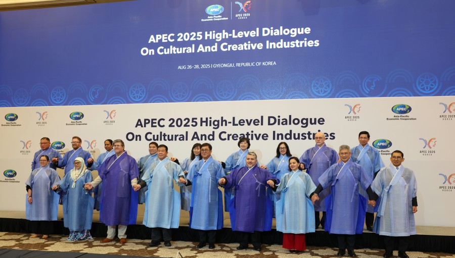 ▲ 최휘영 문화체육관광부 장관이 27일 경북 경주 힐튼호텔에서 열린 'APEC 문화산업고위급대화' 본회의를 마치고 각국 대표들과 한복을 입고 기념촬영을 하고 있다.ⓒ문체부