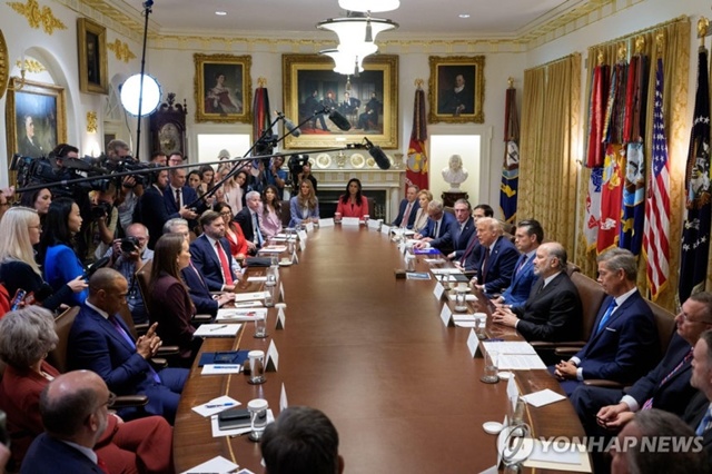▲ 도널드 트럼프 미국 대통령이 주재한 국무회의. 250826 EPA=연합뉴스. ⓒ연합뉴스
