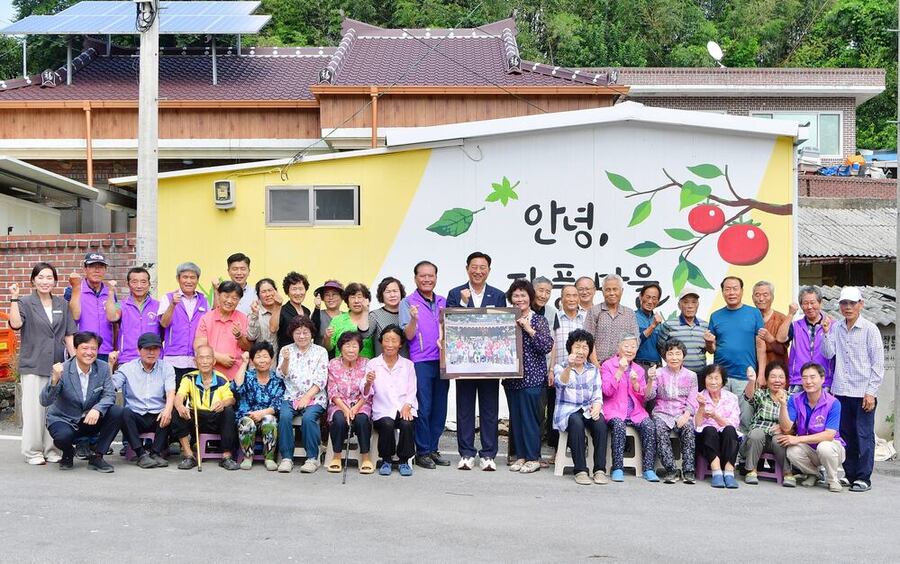 ▲ 장성군이 ‘고향마을 공동체 활성화사업’을 추진 중이다. 남면 자풍마을 사진 전달식을 찾은 김한종 군수ⓒ장성군 제공