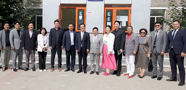 ▲ 대전시의회 몽골방문 대표단이 지난 26일 울란바토르 바양골구 제51학교를 방문해 현장 교육을 점검하고 양측 교육 교류 방안을 논의했다.ⓒ대전시의회