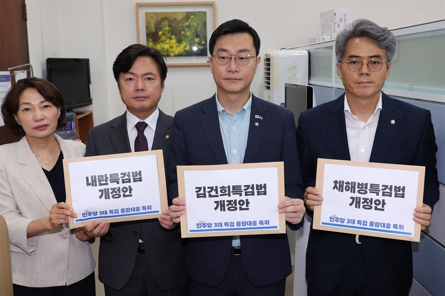 ▲ 더불어민주당 3대특검대응특위 위원들이 26일 서울 여의도 국회 의안과에 3대 특검법 개정안을 제출하고 있다. 왼쪽부터 서미화·김현정·장경태·김기표 의원. ⓒ연합뉴스