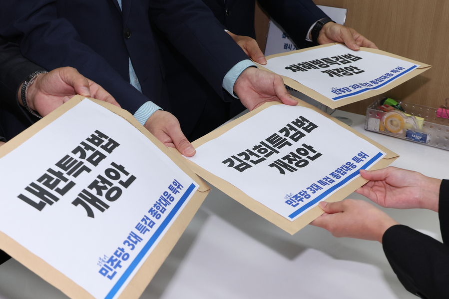 ▲ 더불어민주당 3대특검대응특위 위원들이 26일 서울 여의도 국회 의안과에 3대 특검법 개정안을 제출하고 있다. ⓒ연합뉴스