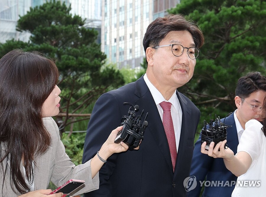 ▲ 국민의힘 권성동 의원이 27일 서울 종로구 KT광화문빌딩에 마련된 김건희 여사 관련 의혹을 수사하는 민중기 특별검사팀 사무실에 피의자 신분으로 출석하고 있다. ⓒ연합뉴스