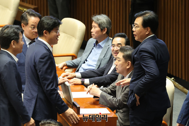 ▲ 송언석 국민의힘 원내대표가 27일 오후 국회 본청에서 열린 국회 본회의에서 국민의힘 추천 국가인권위원 후보자들의 선출안이 부결되자 김병기 더불어민주당 원내대표에게 항의하고 있다. 2025.08.27. ⓒ이종현 기자