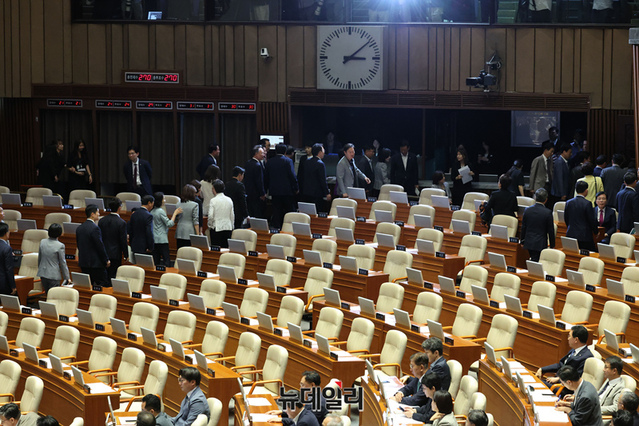 ▲ 국민의힘 의원들이 27일 오후 국회에서 열린 본회의에서 국가인권위원회 위원 선출안(이상현, 우인식)이 부결되자 항의하며 회의장을 떠나고 있다. 2025.08.27. ⓒ이종현 기자