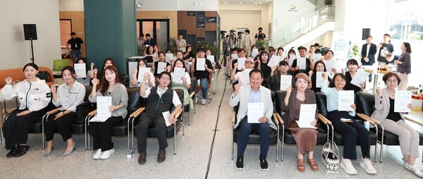 ▲ 충북도의회 정책복지위원회는 27일 청주시 청년카페점프스테이션에서 충북도 지속가능발전협의회, 충북연구원, 청주시 청년지원센터, 청주상공회의소와 공동으로 ‘충북 청년 인구 정주여건 개선 방안’ 정책토론회를 개최했다. ⓒ충북도의회