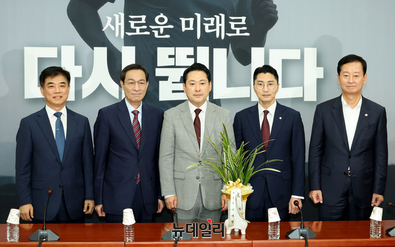 ▲ 장동혁 국민의힘 대표가 27일 오후 서울 여의도 국회에서 우상호 대통령비서실 정무수석에게 이재명 대통령 명의의 축하 난을 선물받고 기념촬영을 하고 있다. ⓒ이종현 기자