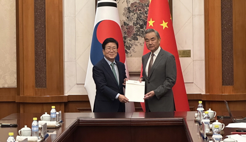 ▲ 박병석 대통령 중국 특사단장이 24일(현지 시간) 중국 북경 조어대에서 왕이 중국 외교부장에게 대통령 친서를 전달하고 있다. ⓒ외교부 제공