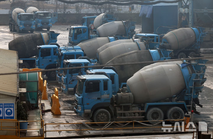 ▲ 레미콘 공장에 대기 하고 있는 레미콘 믹서 트럭 ⓒ뉴시스