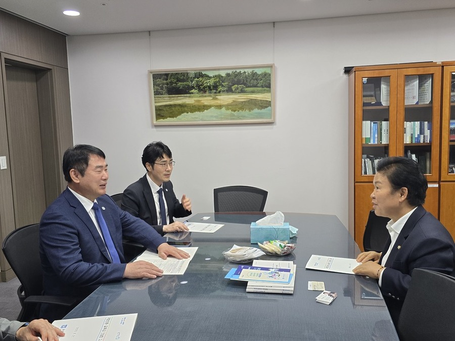 ▲ 이정선 광주시교육감은 27일 국회를 방문해 교육위원회 문정복 의원을 만나 광주교육 현안에 대한 협조를 요청했다.ⓒ광주시교육청 제공