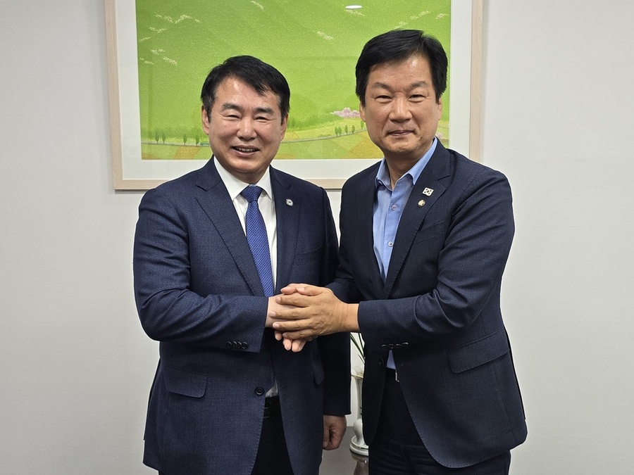 ▲ 이정선 광주시교육감은 27일 국회를 방문해 광주지역 국회의원인 민형배, 박균택, 안도걸, 정진욱, 정준호 의원 등과 잇따라 만나 광주교육 발전을 위해 협력해줄 것을 요청했다.ⓒ광주시교육청 제공