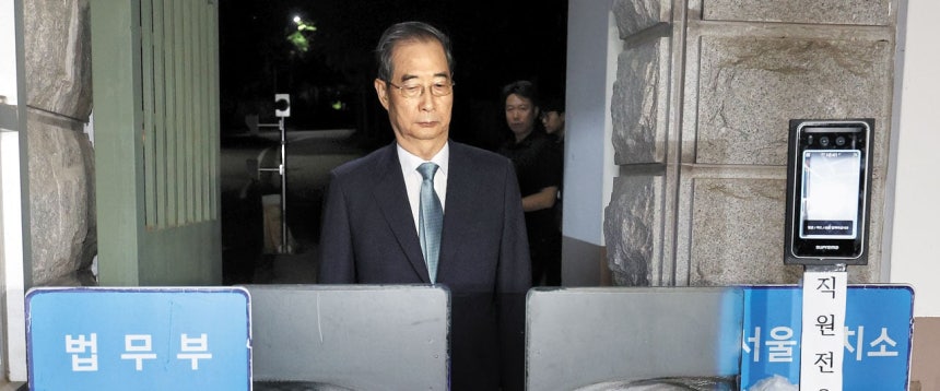 ▲ 구속 영장이 기각된 한덕수 전 국무총리가 27일 밤 경기 의왕시 서울구치소를 나서고 있다. /연합뉴스