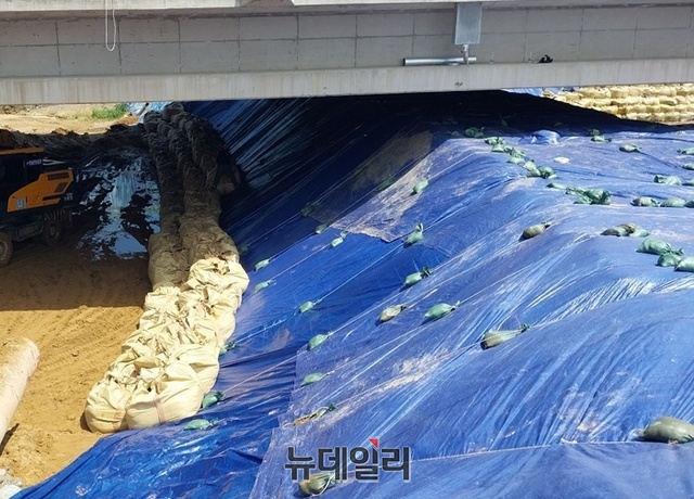 ▲ 국회가 27일 충북 ‘오송 참사 국정조사’ 실시 계획서를 의결하며 참사 진상 규명과 책임자 처벌 절차가 본격화됐다. 국회는 이날 본회의에서 ‘청주 오송 궁평2지하차도 참사’ 국정조사 실시 계획서를 처리했다. 참사 발생 2년 만이며, 야권 의원 188명이 요구안을 제출한 지 1년여 만이다. 사진은 14명의 목숨을 잃은 충북 청주 오송지하차도 침수 참사 원인으로 지목된 미호강 제방.ⓒ뉴데일리