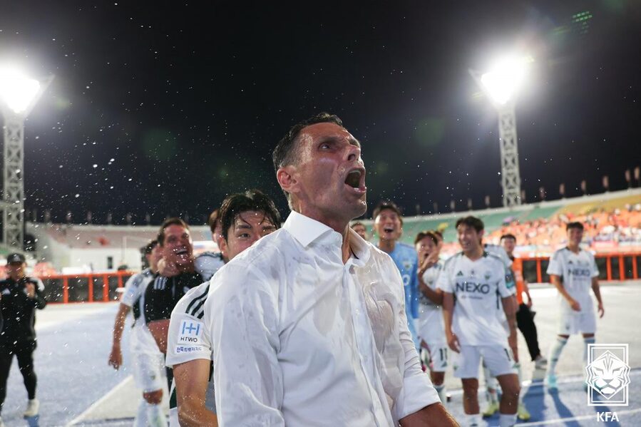 ▲ 포옛 감독의 퇴장 속에서도 전북이 강원을 꺾고 코리아컵 결승 진출에 성공했다.ⓒ대한축구협회 제공
