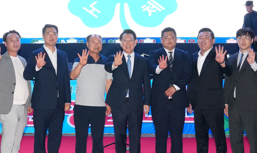 ▲ 김영록 전라남도지사가 27일 진도 실내체육관에서 열린 ‘2025 전남 청년4-H회원 한마음 야영교육 봉화식’에 참석해 주요내빈들과 퍼포먼스를 하고 있다.ⓒ전라남도 제공