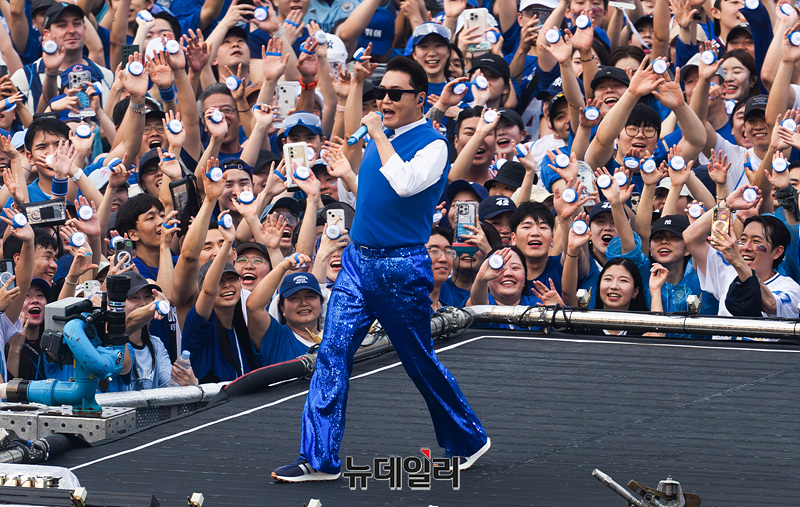 ▲ 가수 싸이가 지난 6월 28일 오후 인천 서구 인천아시아드 주경기장에서 열린 '싸이 흠뻑쇼 SUMMER SWAG 2025'에서 무대를 선보이고 있다. ⓒ인천=서성진 기자