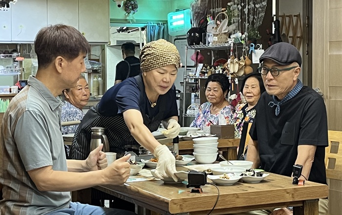 ▲ 식객 허영만의 백반기행 세종시 콩 요리 전문점 촬영 모습.ⓒ세종시