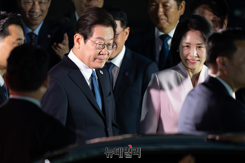 ▲ 3박 6일간의 일본·미국 순방 일정을 마치고 귀국한 이재명 대통령이 28일 경기 성남시 서울공항에서 차량에 탑승하고 있다. ⓒ경기 성남=서성진 기자