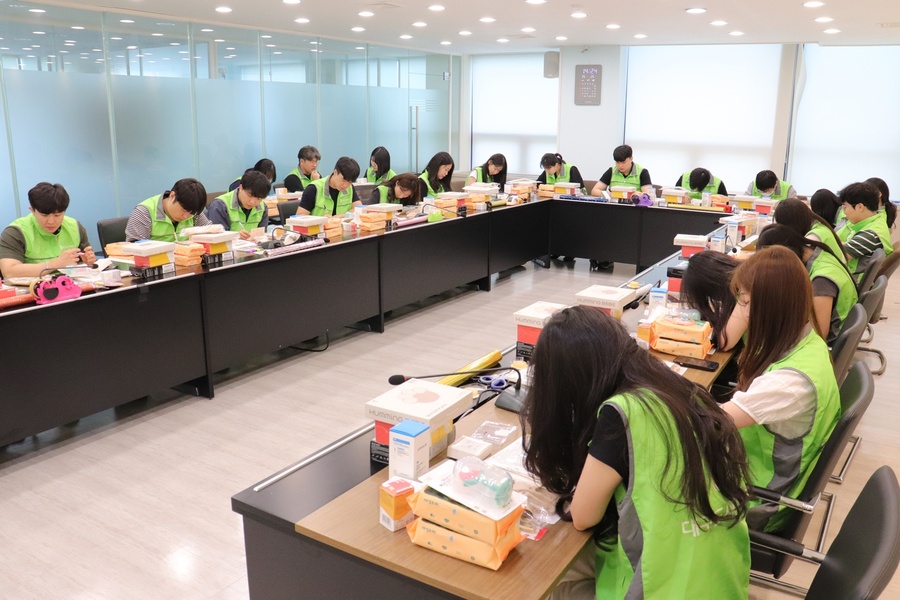 ▲ 대구도시개발공사(사장 정명섭)는 지난 25일 초록우산 어린이재단과 함께 저소득 가정 임산부 지원을 위한 ‘(맘)편한 키트’를 전달했다.ⓒ대구도시개발공사