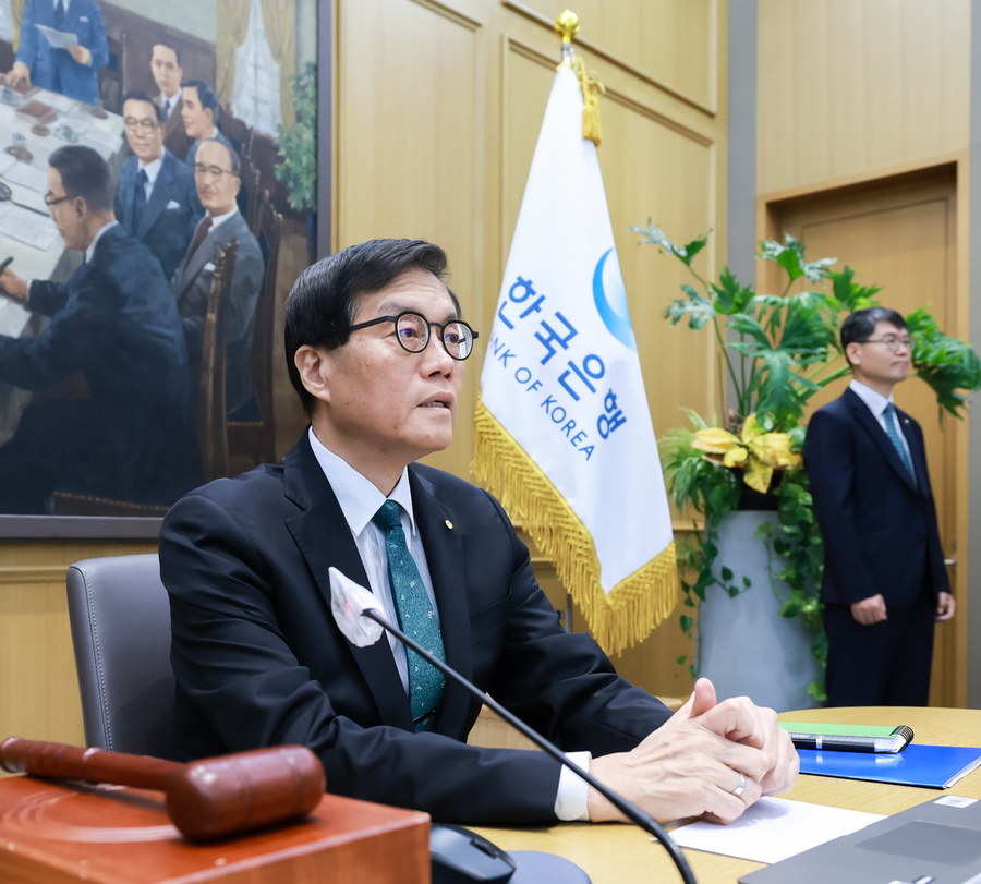 ▲ 이창용 한국은행 총재가 28일 서울 중구 한국은행 본관에서 열린 금융통화위원회 본회의에서 의사봉을 두드리고 있다. ⓒ한국은행