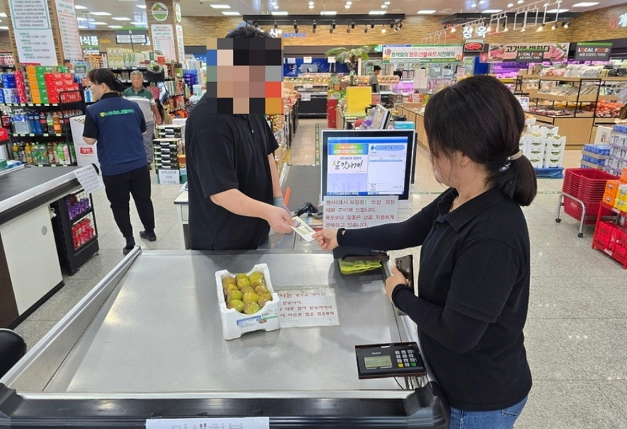 ▲ 신안군이 관내 12개 읍면 하나로마트에소도 민생회복 소비쿠폰 사용할수 있도록 확대했다.ⓒ신안군 제공