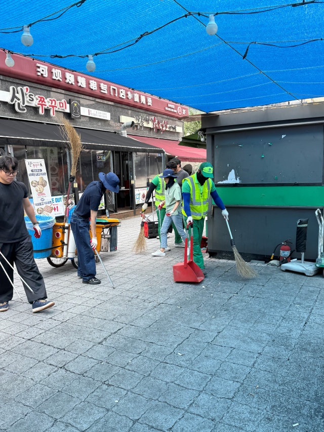 ▲ 환경 관리원과 주민들이 수원 인계동에서 거리 정화 활동을 하고 있다. ⓒ수원시 제공