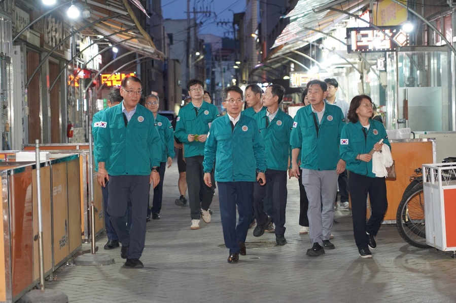 ▲ 유정근 영주시장 권한대행을 비롯한 간부공무원들이 전통시장을 찾아 재도약 방안을 모색하고 있다.ⓒ영주시