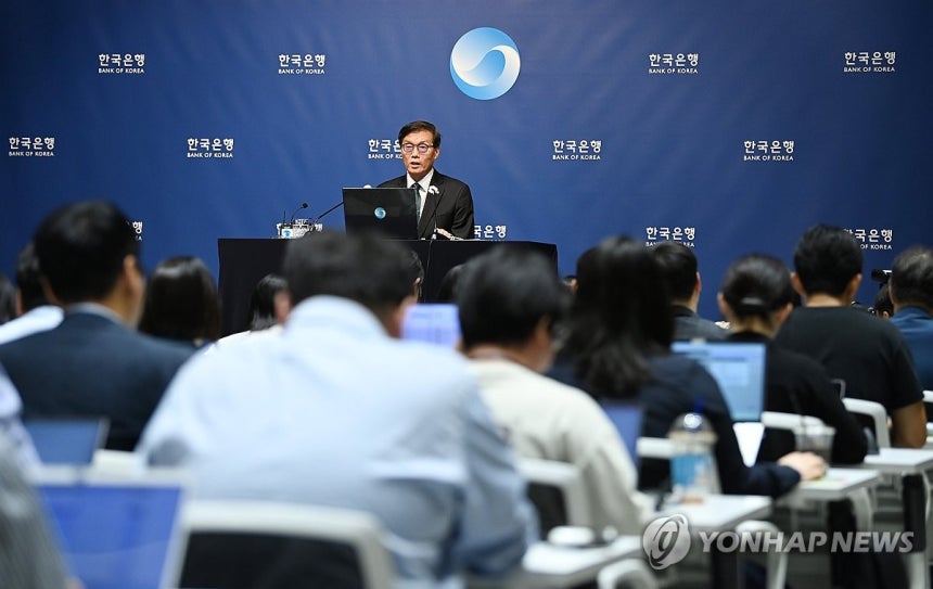 ▲ 이창용 한국은행 총재가 28일 서울 중구 한국은행에서 열린 금융통화위원회를 마친 후 기자간담회를 하고 있다.ⓒ연합뉴스