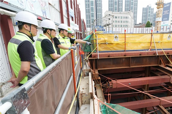 ▲ 주우정 현대엔지니어링 대표이사(왼쪽에서 세 번째)가 현장 안전점검을 하는 모습ⓒ현대엔지니어링