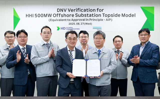 ▲ HD현대중공업이 노르웨이선급(DNV)으로부터 자체 개발한 500MW급 해상변전소(OSS) 모델에 대한 국제 설계 검증서를 획득했다. (사진 왼쪽부터 네 번째 DNV 신성호 영업 대표, 왼쪽부터 여섯 번째 HD현대중공업 원광식 해양에너지사업본부장). ⓒHD현대중공업