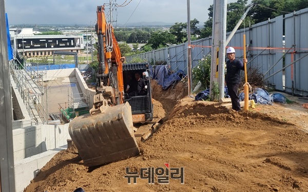 ▲ 논산시 관내 신축 복합문화체육센터 외부 옹벽 공사 과정에서 콘크리트 타설 하루 만에 되메우기 작업이 이뤄져 부실시공 의혹이 제기됐다. ⓒ김경태기자