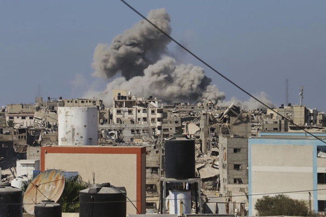 ▲ 이스라엘군의 공습을 받은 가자지구 가자시티에서 연기가 치솟고 있다. 250818 AP/뉴시스. ⓒ뉴시스