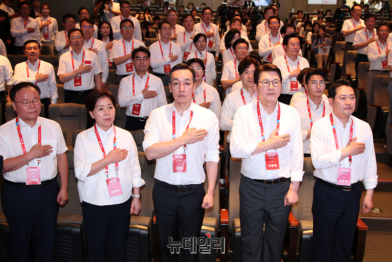 ▲ 장동혁 국민의힘 대표와 송언석 원내대표를 비롯한 의원들이 28일 오후 인천 영종도 인천국제공항공사 인재개발원에서 열린 국민의힘 연찬회에서 국민의례를 하고 있다. ⓒ서성진 기자