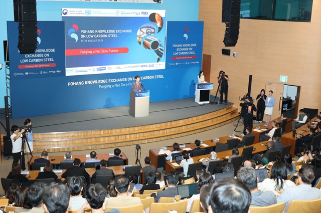 ▲ 이강덕 시장이 28일 포스코국제관에서 유엔산업개발기구(UNIDO), 산업통상자원부, 포항국제전시컨벤션센터(POEX)와 공동 주최해 개최한 ‘저탄소 철강 글로벌 워크숍’에서 기조연설을 하고 있다.ⓒ포항시