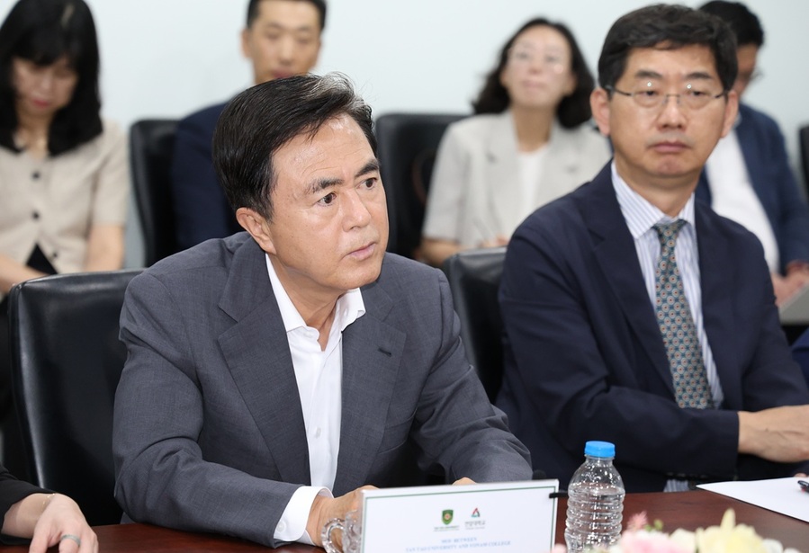 ▲ 김태흠 충남도지사가 28일 베트남 떠이닌성 떤따오대에서 연암대와 떤따오대와의 업무협약에 참석해 인사말을 하고 있다.ⓒ충남도지사