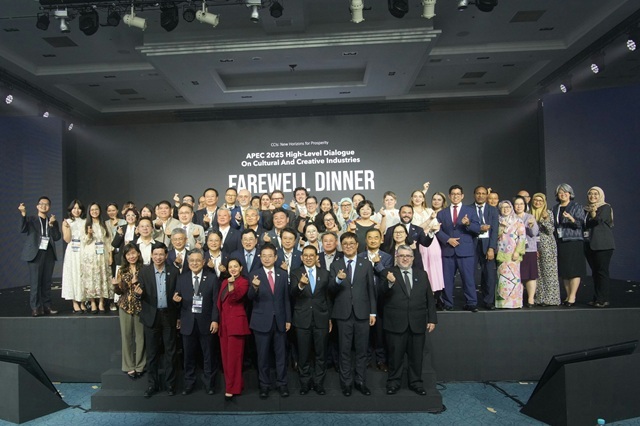 ▲ 지난 27일 오후 경주 라한호텔 컨벤션홀에서 열린 ‘2025 APEC 문화산업고위급대화’ 환송만찬에서 각국 대표단이 기념촬영을 하고 있다.ⓒ경주시