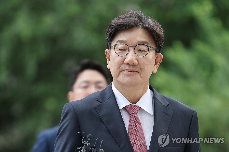 ▲ 권성동 의원이 지난 27일 서울 종로구 KT광화문빌딩에 마련된 김건희 여사 관련 의혹을 수사하는 민중기 특별검사팀 사무실에 피의자 신분으로 출석하고 있다. /연합뉴스