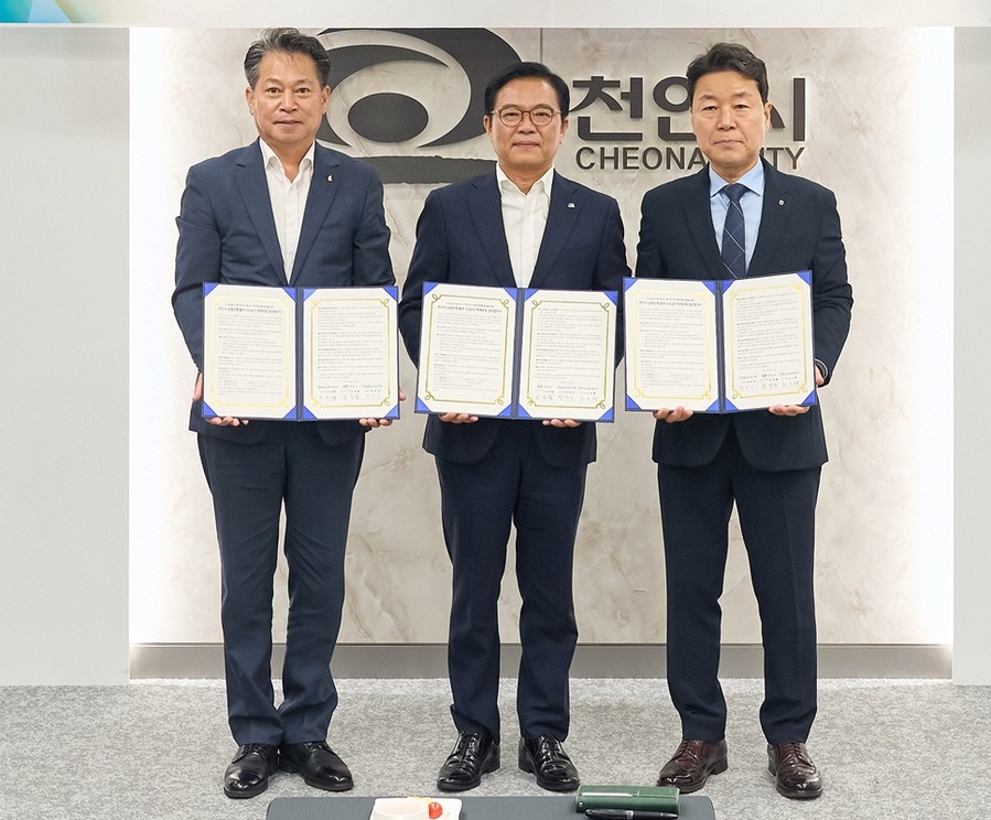 ▲ 사진 오른쪽부터 조소행 충남신용보증재단 이사장, 김석필 천안시장 권한대행, 박장순 농협은행 충남본부장.ⓒ천안시