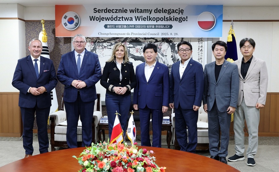 ▲ 홍성현 충남도의회 의장이 28일 의회에서 폴란드 비엘코폴스카주 대표단을 접견하고, 향후 교류 협력 방안을 협의한 뒤 기념촬영을 하고 있다.ⓒ충남도의회