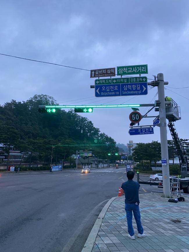 ▲ 스마트 LED 차량신호등 보조장치 설치사업 사례. ⓒ삼척시